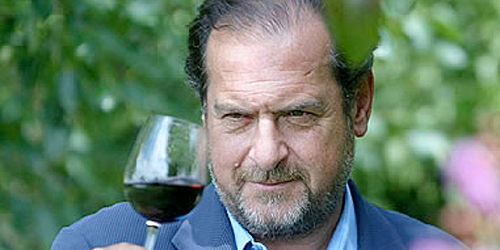 Michel Rolland che microssigena con lo sguardo un calice di vino